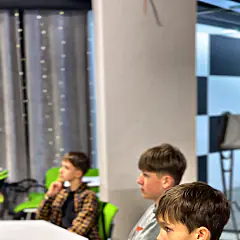 Підлітки уважно слухають опонента