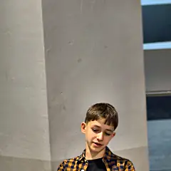 Підліток виступає перед групою